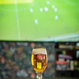 Den Hoeselèr bier tijdens een football match