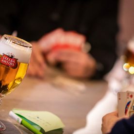 Den Hoeselèr bier op tafel tijden kaartspelen